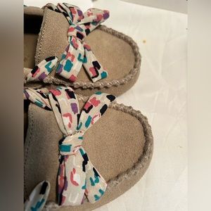 Tan suede Minnetonka moccasins with spring colors in fabric tie. Size 9.5.